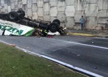 Homem morre após caminhão cair de viaduto na BR-101, em Joinville