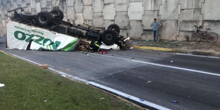 Homem morre após caminhão cair de viaduto na BR-101, em Joinville