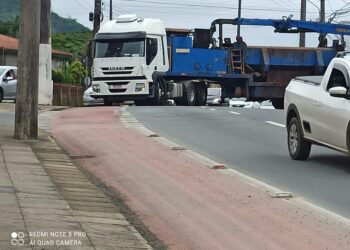 Caminhão arranca fios de alta tensão em Jaraguá do Sul