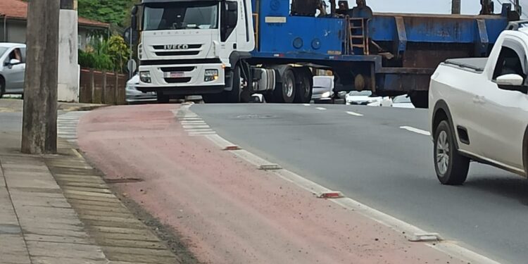 Caminhão arranca fios de alta tensão em Jaraguá do Sul