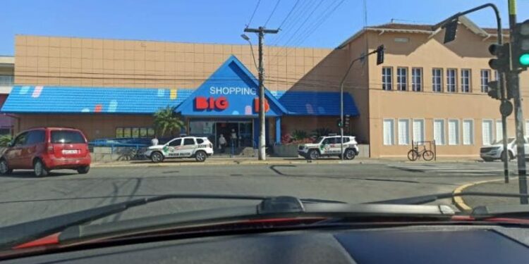 Relojoaria de supermercado de Joinville é roubada por assaltantes armados