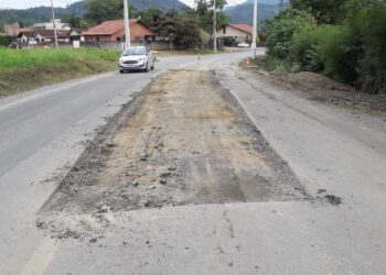 Prefeitura está recapeando trecho na Estrada Bananal, em Guaramirim