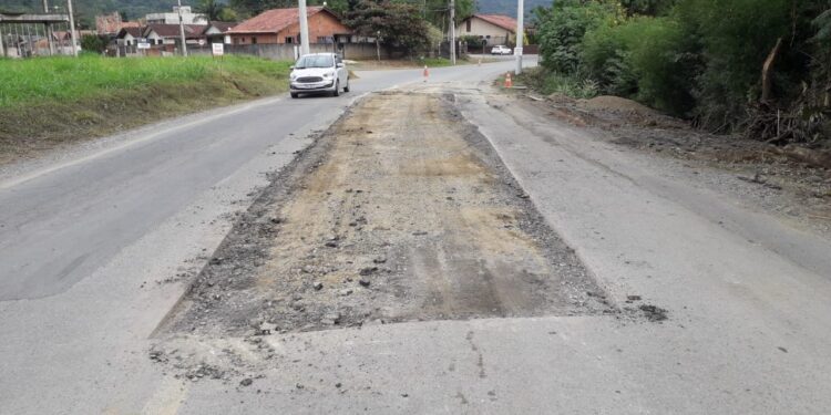 Prefeitura está recapeando trecho na Estrada Bananal, em Guaramirim