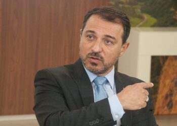 De olho em 2022, Carlos Moisés quer dobrar salário base de professores