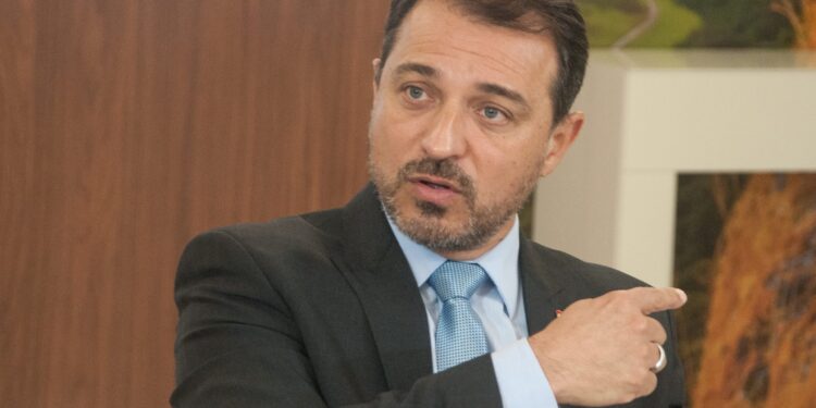 De olho em 2022, Carlos Moisés quer dobrar salário base de professores