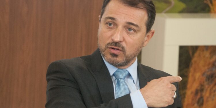 De olho em 2022, Carlos Moisés quer dobrar salário base de professores