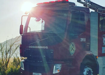 Bombeiros combatem incêndio em veículo em Massaranduba