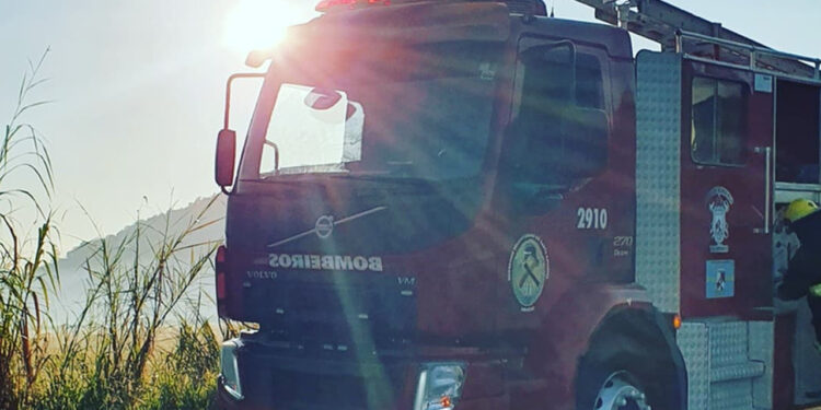 Bombeiros combatem incêndio em veículo em Massaranduba