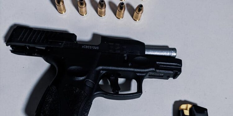 Troca de casal termina com homem ferido e arma apreendida em SC