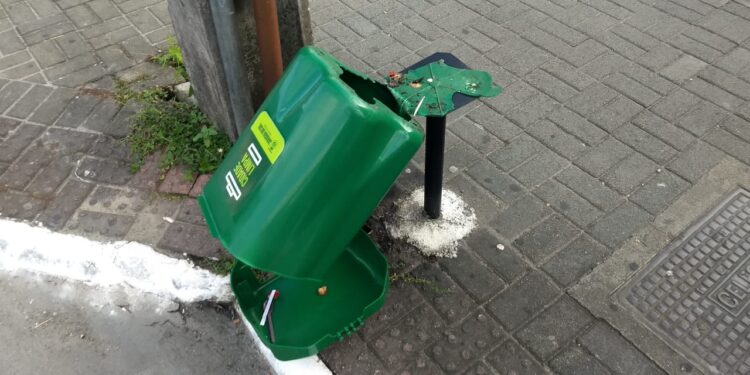 Dois são detidos por danificar lixeiras públicas em Jaraguá do Sul