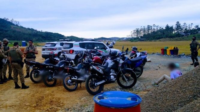 PM flagra diversas pessoas promovendo manobras perigosas em Guaramirim