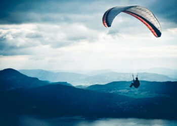 Homem cai de parapente e moradores pedem ajuda em Jaraguá do Sul