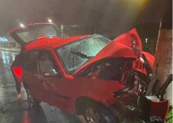 Motorista colide carro em poste em Jaraguá do Sul