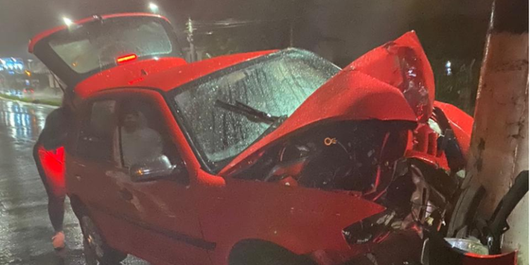 Motorista colide carro em poste em Jaraguá do Sul