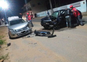 Carros batem de frente na Ilha da Figueira, em Jaraguá do Sul
