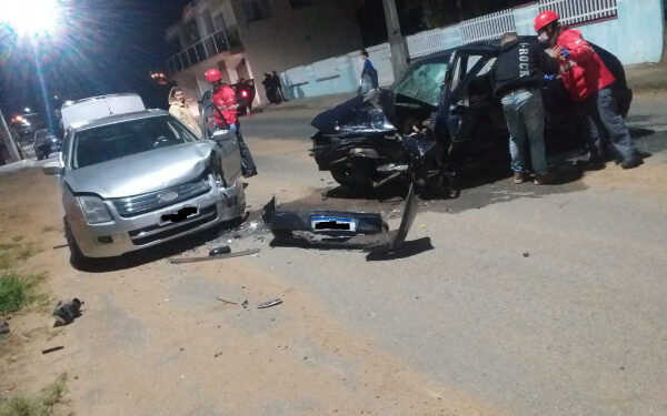 Carros batem de frente na Ilha da Figueira, em Jaraguá do Sul