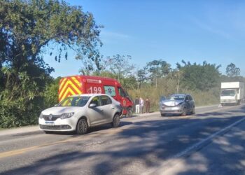 Bombeiros de Araquari são acionados para atender acidente na BR-280