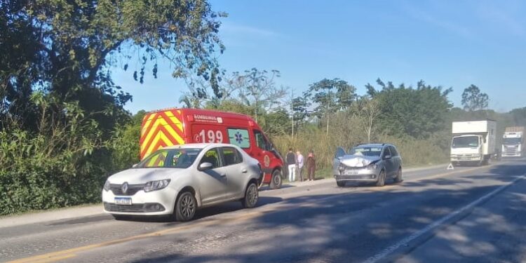 Bombeiros de Araquari são acionados para atender acidente na BR-280