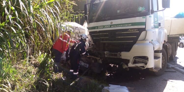 Homem fica preso nas ferragens após acidente na SC-108, em Guaramirim