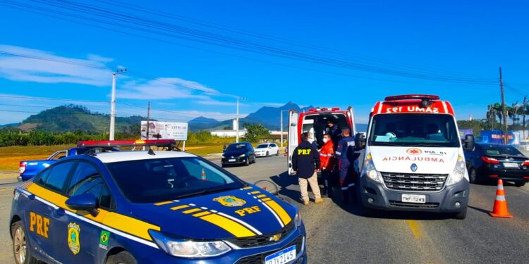 Ciclista sofre diversos ferimentos após ser atingido por caminhão em Guaramirim