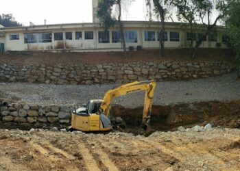 Contenção nos fundos de escola de Jaraguá do Sul está quase pronta