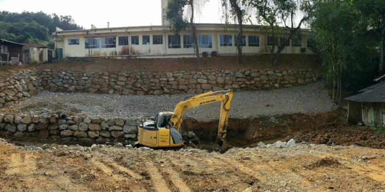 Contenção nos fundos de escola de Jaraguá do Sul está quase pronta