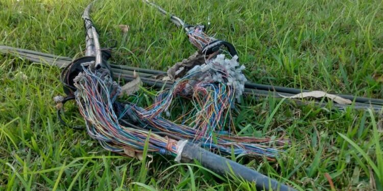 Moradores do Rio Cerro reclamam por estarem sem internet e telefone após fios cortados