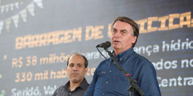 Com obstrução intestinal, Bolsonaro será levado para São Paulo