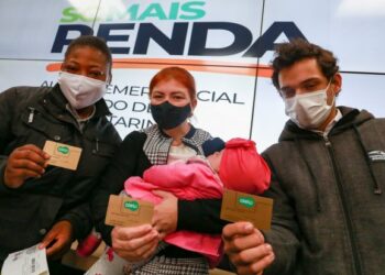 Governo inicia entrega de cartões do SC Mais Renda e ativa linha de crédito empresarial