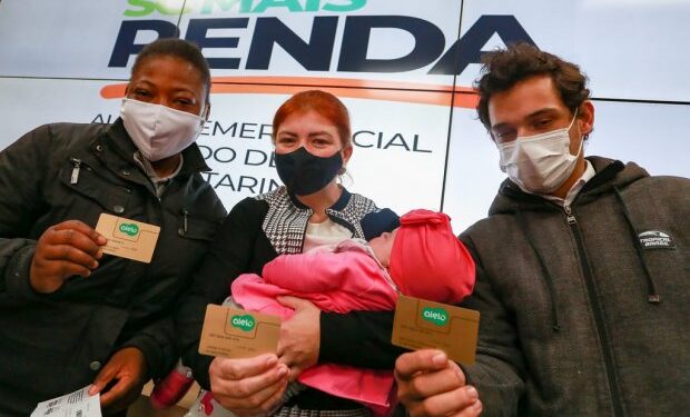 Governo inicia entrega de cartões do SC Mais Renda e ativa linha de crédito empresarial