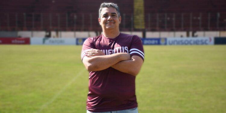 Tuca Guimarães se apresenta como treinador do Juventus