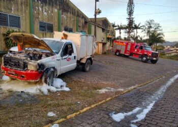 Veículo tem princípio de incêndio em Guaramirim
