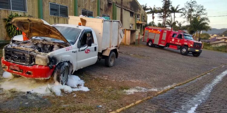 Veículo tem princípio de incêndio em Guaramirim