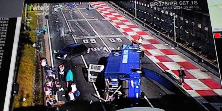 Acidente com Umuarama Futsal: pista na BR-376 está completamente interditada