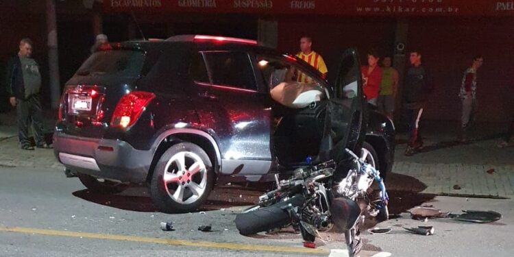 Motociclista fica ferido após acidente em Jaraguá do Sul