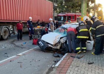 Carro e caminhão se envolvem em acidente, em Jaraguá do Sul