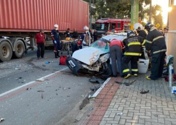 Carro e caminhão se envolvem em acidente, em Jaraguá do Sul