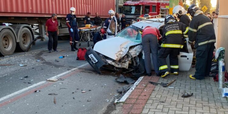 Carro e caminhão se envolvem em acidente, em Jaraguá do Sul