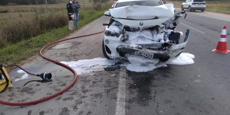 Dois carros batem na BR-280, em Guaramirim