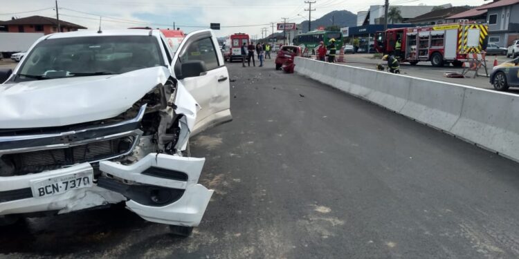 Duas pessoas ficam feridas após acidente no viaduto novo da BR-280, em Guaramirim