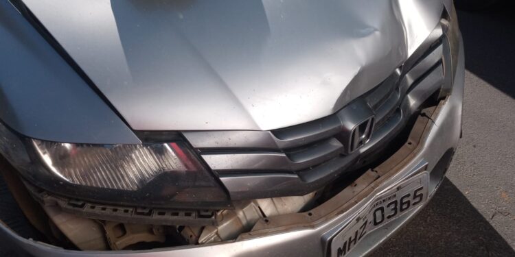 Homem fica ferido após ser prensado pelo próprio carro, em Guaramirim