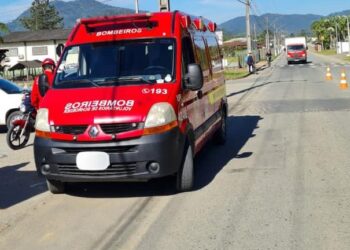 Bombeiros atendem colisão entre carro e bicicleta em Schroeder