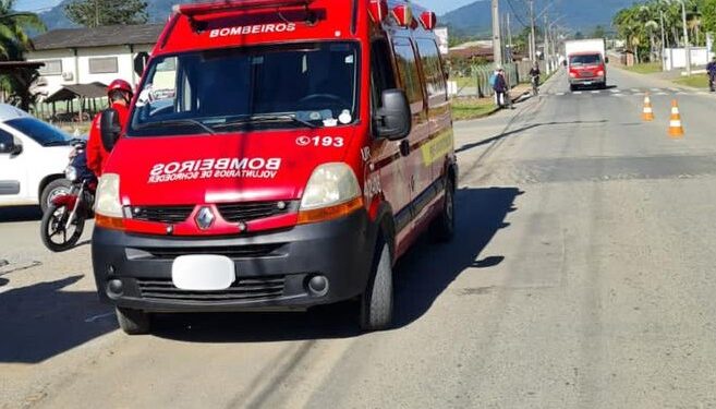 Bombeiros atendem colisão entre carro e bicicleta em Schroeder