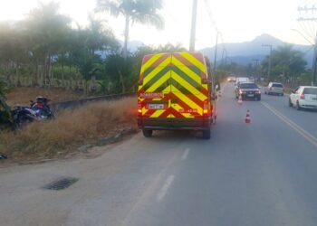 Motociclista fica ferido após acidente envolvendo carro, em Schroeder