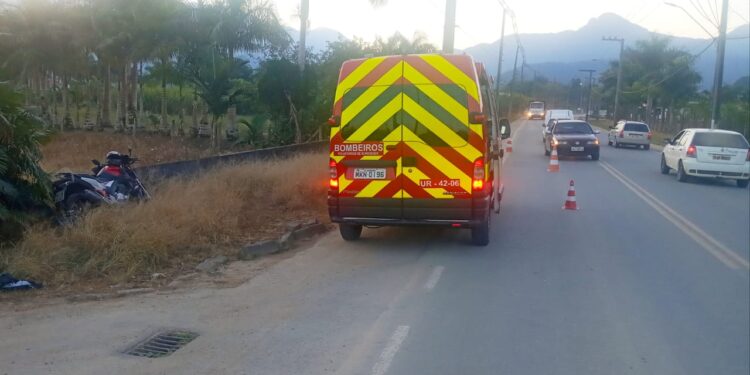 Motociclista fica ferido após acidente envolvendo carro, em Schroeder