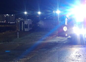 Caminhão tomba na BR-280, em Guaramirim