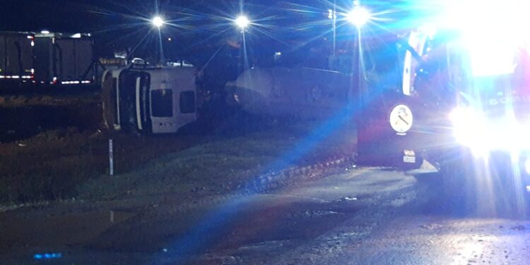 Caminhão tomba na BR-280, em Guaramirim