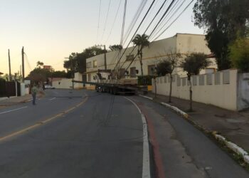 Carreta bate em poste e deixa mais de 8 mil unidades sem energia elétrica em Jaraguá do Sul