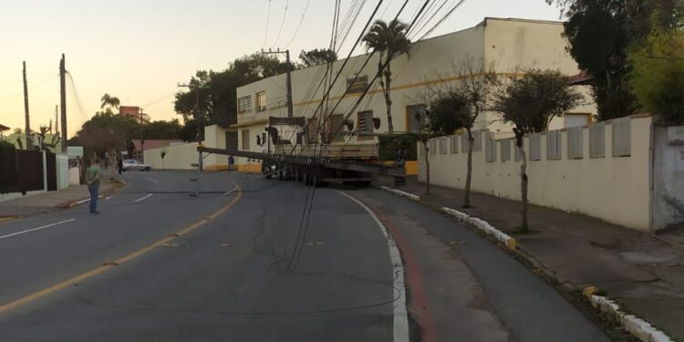 Carreta bate em poste e deixa mais de 8 mil unidades sem energia elétrica em Jaraguá do Sul