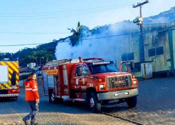 Bombeiros apagam incêndio em galpão, em Guaramirim